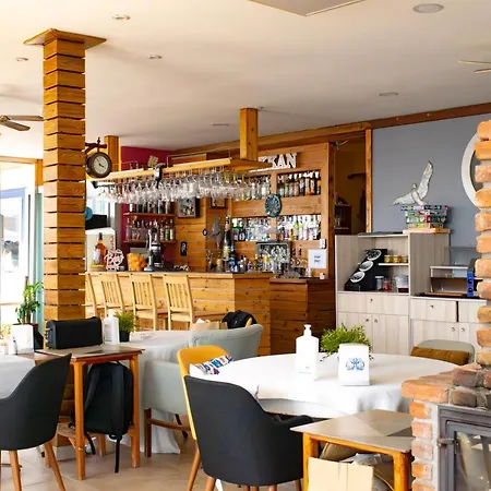 阿肯海滩酒店 3*